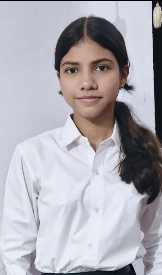 *नन्ही लेखिका भव्या पाण्डेय ने रचा ‘विषपुष्प’, जीवन के दर्द और आत्मबोध को कविताओं में दी आवाज* *आईसीएसई बोर्ड की कक्षा 10 की छात्रा भव्या की पहली पुस्तक अमेजन KDP पर प्रकाशित, प्रेम, पीड़ा और अकेलेपन की भावनाओं को शब्दों में पिरोया* बलिया। साहित्य के क्षेत्र में कम उम्र में अपनी रचनात्मक प्रतिभा क